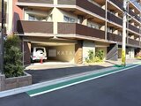 クレアティフ三軒茶屋 前面道路から見た建物の駐車場入口と1階エントランス