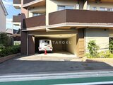 クレアティフ三軒茶屋 前面道路から見たモダンな外観と車1台収容の開放的なカーポート