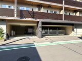 クレアティフ三軒茶屋 日中の明るい光が差し込む駐車場と建物外観