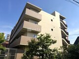 クレアティフ三軒茶屋 青空を背景にした、モダンな色合いの4階建てマンション外観
