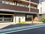 クレアティフ三軒茶屋 前面道路から見た建物エントランスと駐車場の様子