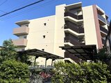 クレアティフ三軒茶屋 緑に囲まれた駐輪場を備えたモダンな外観