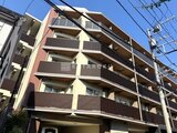 クレアティフ三軒茶屋 赤茶色と淡色の配色が印象的な5階建て共同住宅の外観