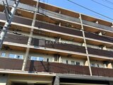 クレアティフ三軒茶屋 木目調と濃色ルーバーを組み合わせたモダンな建物外観
