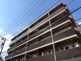 クレアティフ三軒茶屋 青空を背景にした、モダンな外観のマンション建物全体