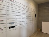 クレアティフ三軒茶屋 整理された白いメールボックスが並ぶ共用部の様子