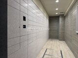クレアティフ三軒茶屋 大理石調タイルで仕上げた落ち着いた印象の共用廊下