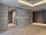 クレアティフ三軒茶屋 モダンな素材感の共用廊下と開放的なエレベーターホール