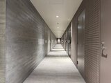 クレアティフ三軒茶屋 モダンなタイルと照明で統一された廊下の様子