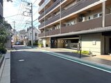 クレアティフ三軒茶屋 建物エントランス前のアプローチと駐車場スペースの様子