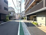 クレアティフ三軒茶屋 建物前の開放的な共用通路と駐車場スペースの様子