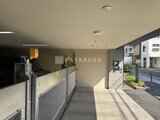 クレアティフ三軒茶屋 機械式駐車場の車室と奥に見える駐車場出入口