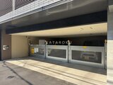 クレアティフ三軒茶屋 機械式駐車場の入口を正面から見た共用部の様子