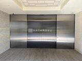 クレアティフ三軒茶屋 天井埋め込みライト付きの開放的なエレベーターホール