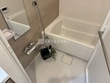 クレアティフ三軒茶屋 浴槽と洗い場がゆとりを持って配置されたバスルーム
