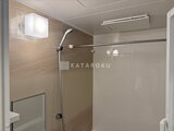 クレアティフ三軒茶屋 落ち着いた色合いのタイル張り浴室とシャワーブース