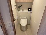 クレアティフ三軒茶屋 トイレ上部に装飾棚のあるシンプルで清潔感のあるトイレスペース