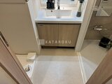 クレアティフ三軒茶屋 白基調の洗面台と木目調の収納が調和した、ゆとりのある洗面室