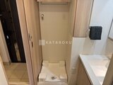 クレアティフ三軒茶屋 洗濯機置き場と洗面台が配置されたユーティリティスペース
