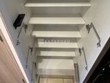 クレアティフ三軒茶屋 調光可能な照明付きの収納棚が整然と並ぶ空間