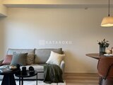 クレアティフ三軒茶屋 明るく開放的なリビングダイニング、グレーのソファとウッド調の
