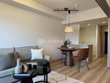 クレアティフ三軒茶屋 明るいウッドフロアのリビングダイニング、ソファと円形テーブル