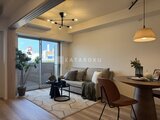 クレアティフ三軒茶屋 バルコニーへ繋がる大きな窓から採光溢れる、落ち着いたトーンの