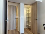 クレアティフ三軒茶屋 ウォークインクローゼットと洗面室へのアクセス動線を示す廊下空