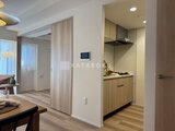 クレアティフ三軒茶屋 リビングから見たコンパクトなキッチンスペース