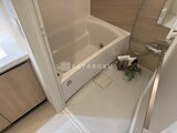 クレアティフ三軒茶屋 落ち着いた色合いの浴室と脱衣スペース