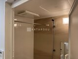 クレアティフ三軒茶屋 木目調パネル張りの明るいバスルーム