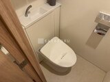 クレアティフ三軒茶屋 温かみのあるトイレ空間に備え付けの温水洗浄便座