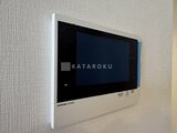 クレアティフ三軒茶屋 インターフォンの様子、白を基調とした落ち着いた色合いの玄関付