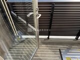 クレアティフ三軒茶屋 バルコニーに設置されたルーバー製日よけと開放感のある空間