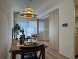 クレアティフ三軒茶屋 明るい日光が差し込むダイニングスペースと奥の寛ぎのリビング