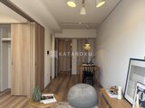 クレアティフ三軒茶屋 落ち着いた木目調のドアと温かみのある照明が配置されたリビング
