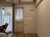 クレアティフ三軒茶屋 明るい光が差し込む開放的なリビングダイニング空間