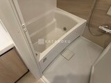 クレアティフ三軒茶屋 白色の浴槽と広めの洗い場が備わったバスルーム
