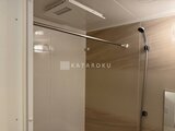 クレアティフ三軒茶屋 木目調壁の落ち着いた印象のシャワーブース