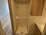 クレアティフ三軒茶屋 洗濯機置き場と収納棚のある洗面脱衣室