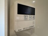 クレアティフ三軒茶屋 リンナイ製ガス給湯器のモダンなコントロールパネル