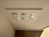 クレアティフ三軒茶屋 天井に設置された照明スイッチと通風口、コンセント