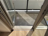 クレアティフ三軒茶屋 木製フローリング上に光が差し込むテラス出入口の様子
