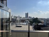クレアティフ三軒茶屋 開放的なバルコニーから見た都市景観と清潔感のあるテラス空間
