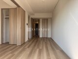 クレアティフ三軒茶屋 木調の建具とフローリングで統一された廊下から居室への動線