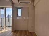 クレアティフ三軒茶屋 バルコニーに繋がる窓からの採光が心地よい洋室の様子