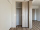 クレアティフ三軒茶屋 木目調の引き戸で仕切られたゆとりのあるクローゼット