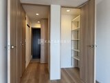 クレアティフ三軒茶屋 木目調でまとめた廊下と壁面収納の配置