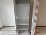 クレアティフ三軒茶屋 ハンガーパイプと棚板備えた開放的なクローゼット
