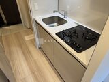 クレアティフ三軒茶屋 シンクとガスコンロが備わったコンパクトなキッチンスペース